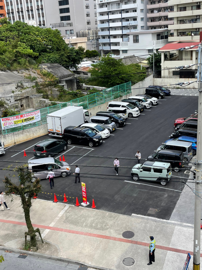 ロピア沖縄　駐車場